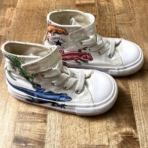 Converse high top with lizard art